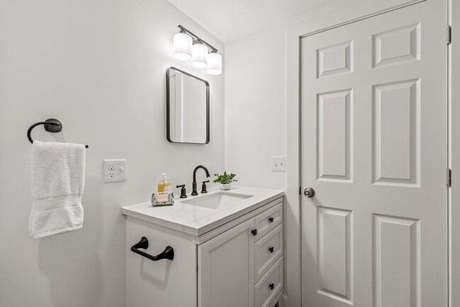 Foto del edificio - Move-In Ready! Updated Biddeford 3BR/2BA H...