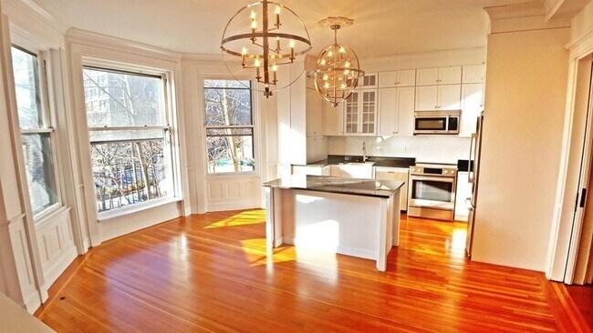 Building Photo - 338 Tappan St