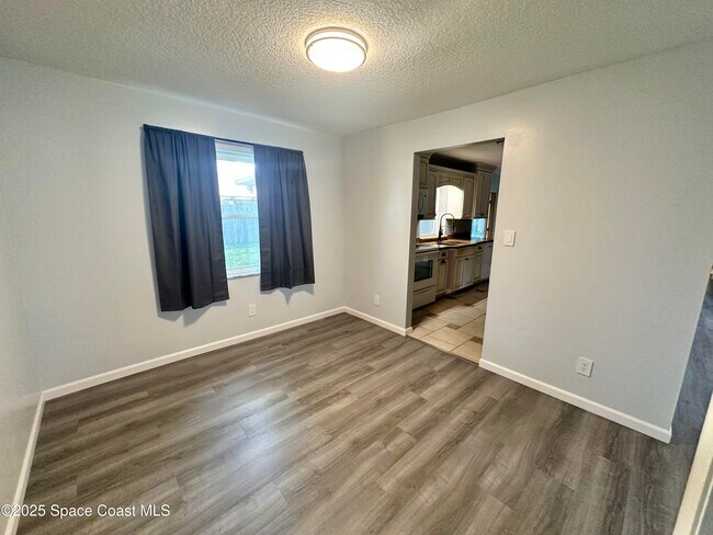 Foto del edificio - 2848 Watkins Dr