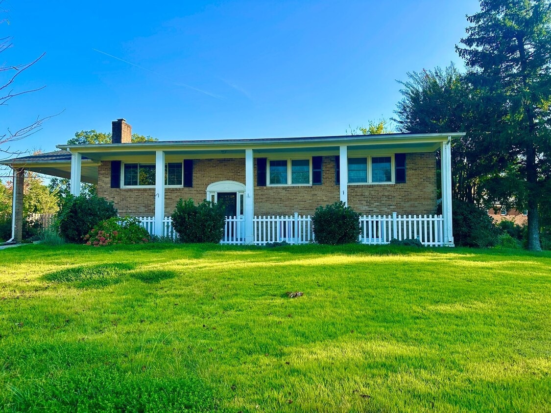 5 Bedrooms 3 Bathrooms! Parking! Pets Welc... - 5 Bedrooms 3 Bathrooms! Parking! Pets Welc...