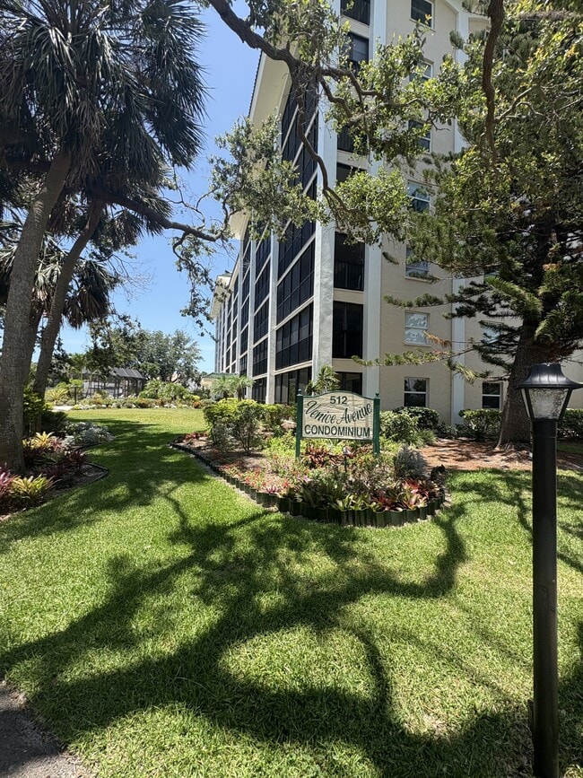 Building Photo - 512 W Venice Ave