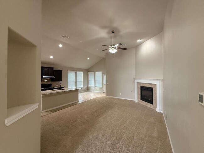 Building Photo - Beautiful 4 Bedroom Home in Mustang Schools