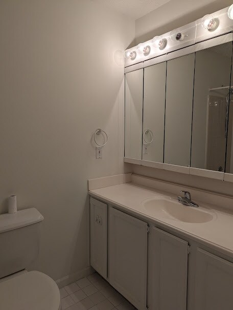 Baño privado en la planta superior - 4012 Elm St