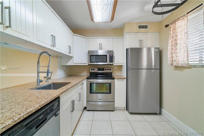 Building Photo - 612 Gardens Dr