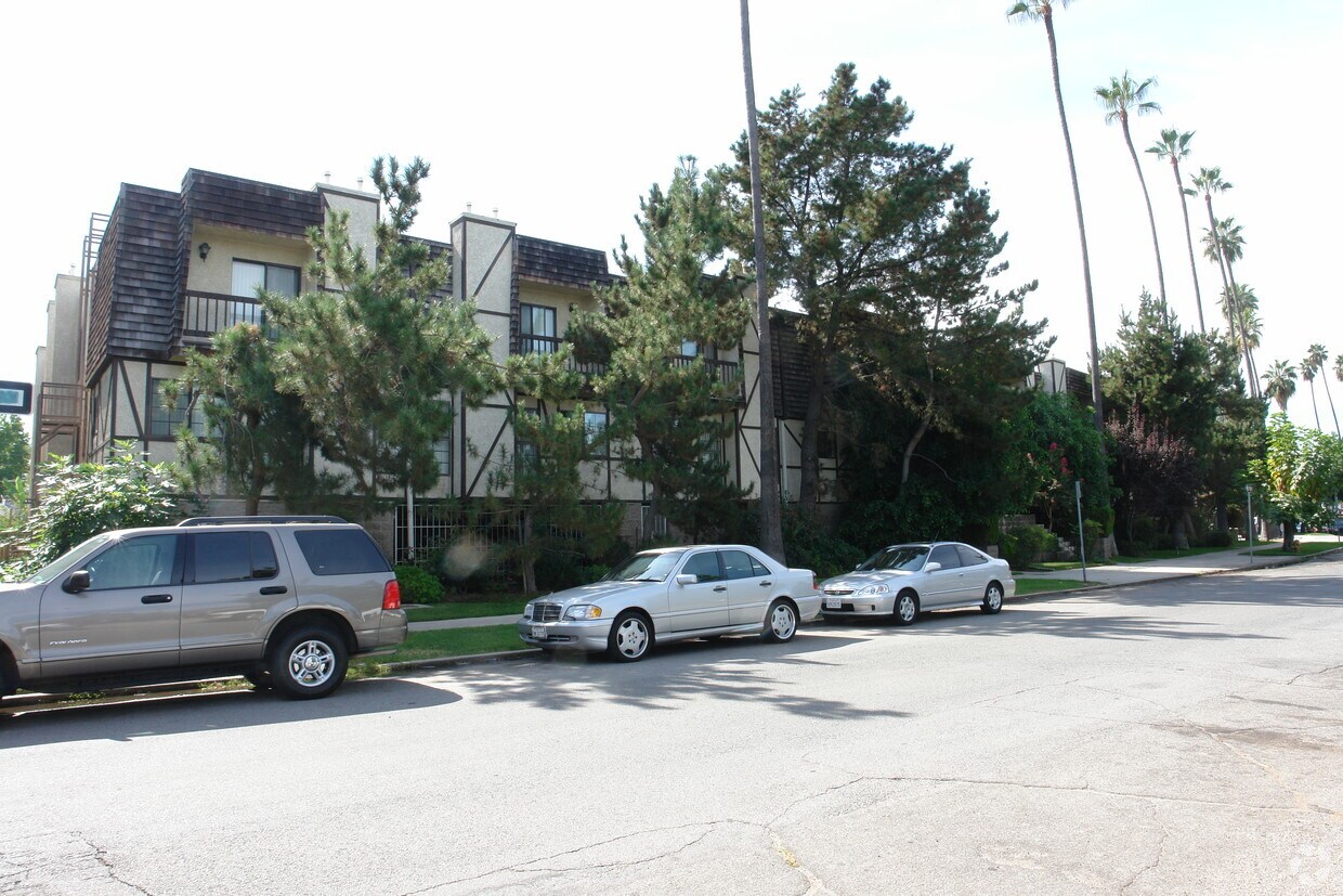 Primary Photo - Barclay Square Apartment