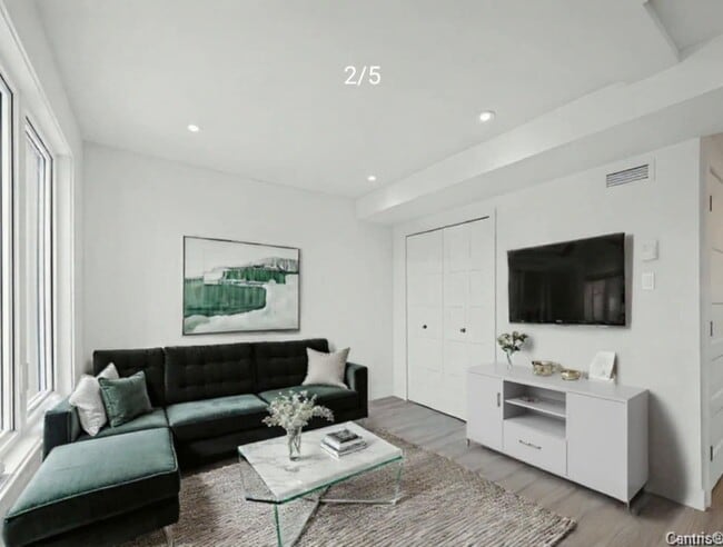 Building Photo - 9409 Av Larose
