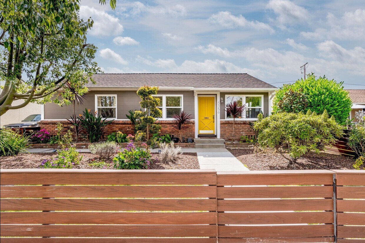 South of Conant 3 Bedroom, 1 Bath Home on over 5000 Square Feet, an entertainers dream! - South of Conant 3 Bedroom, 1 Bath Home on over 5000 Square Feet, an entertainers dream!