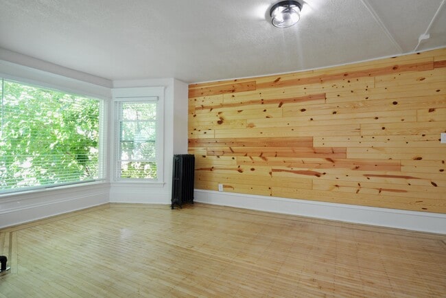 Building Photo - 1000 24th Ave NE