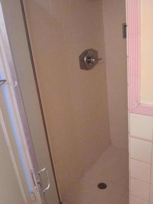 Cabina de ducha - 873 36th Ave