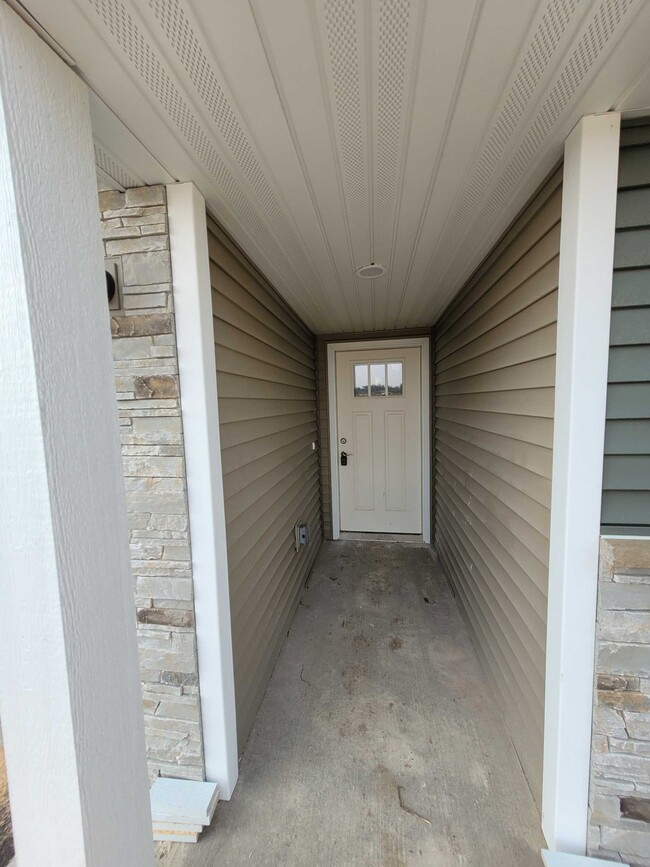Building Photo - 1608 Eastside Cir