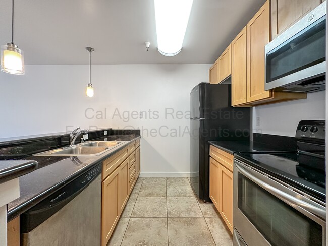 Foto del edificio - 6400 Christie Ave