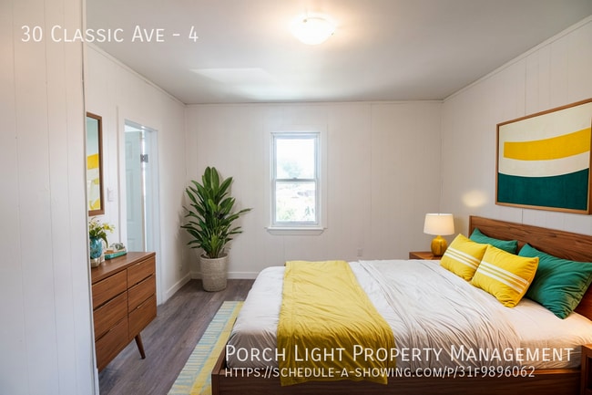 Building Photo - Renovated Spacious 1 Bedroom with parking and onsite laundry