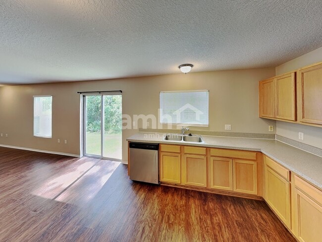 Foto del edificio - 7271 Wakeview Dr