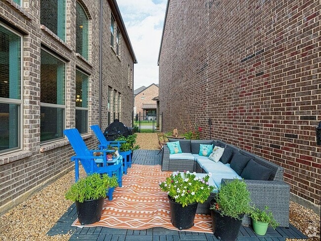 Building Photo - 576 Courtyard Ln