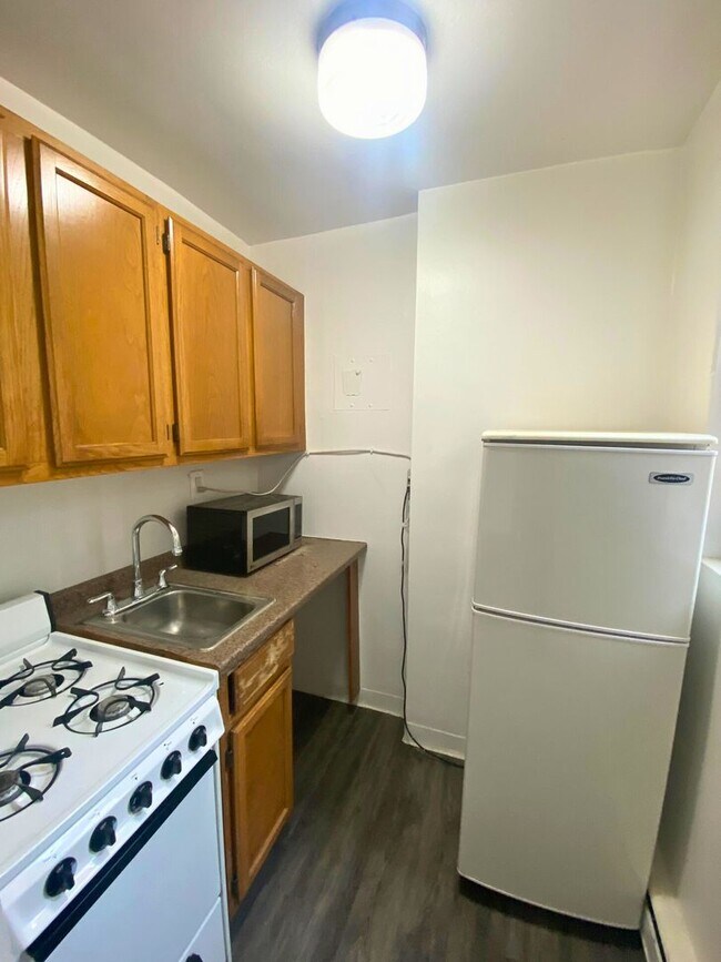 Building Photo - Great studio at River Place for $1600, ALL...