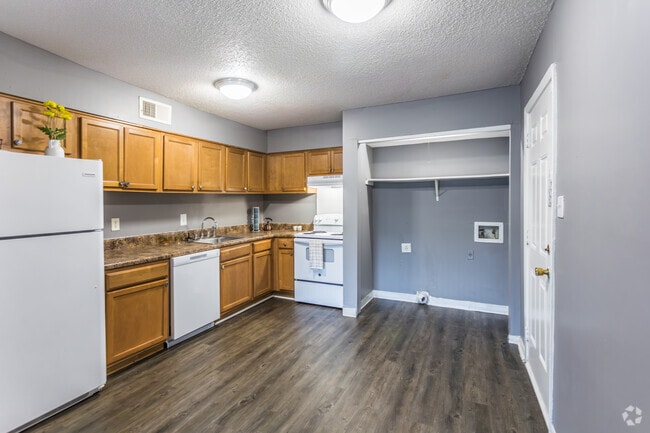 2BR, 1.5BA - Garden - 956SF - Kitchen - Annies Townhomes