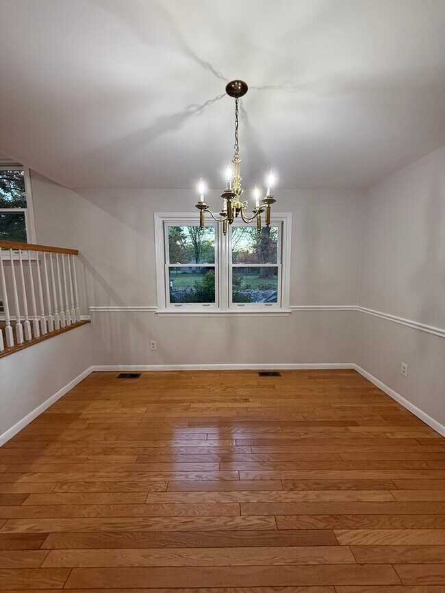 Building Photo - 16 Meadowview Dr