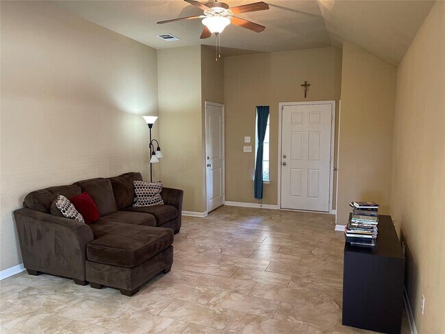 Building Photo - 115 Briarwood Dr