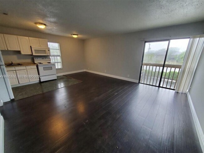 Building Photo - 3006 Coral Ridge Dr
