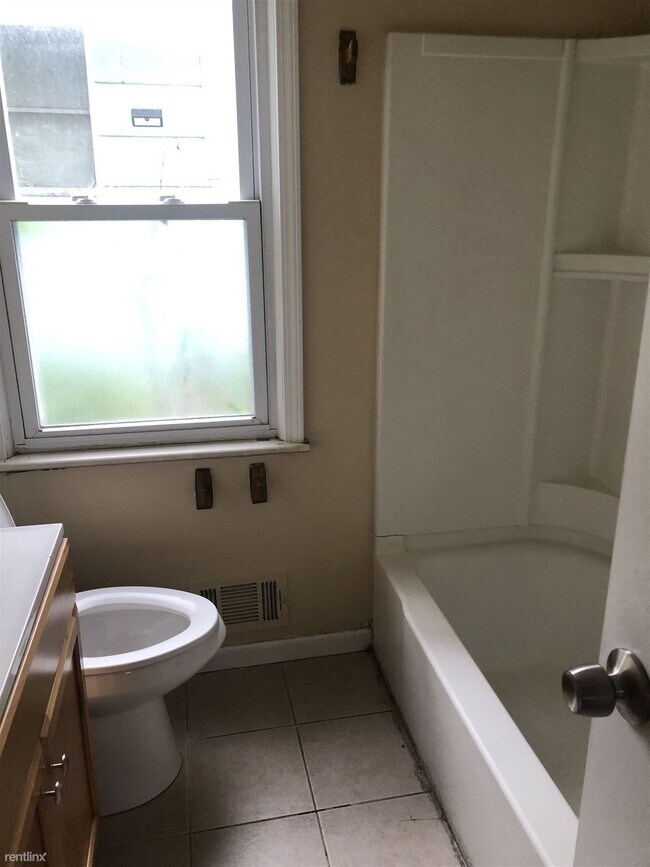 Building Photo - 4 br, 1.5 bath House - 956 Hubbard Ave