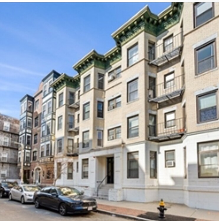 Foto principal - 65 Burbank St