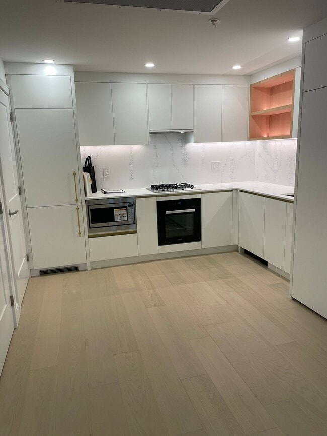 Photo du bâtiment - 918 32nd Av W