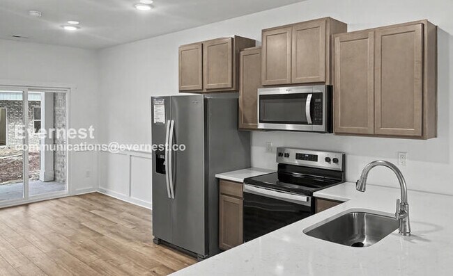 Foto del edificio - 3 Bed/3 Bath Townhome with Off-Street Parking / Pet-Friendly / Vouchers Accepted / Available Now!
