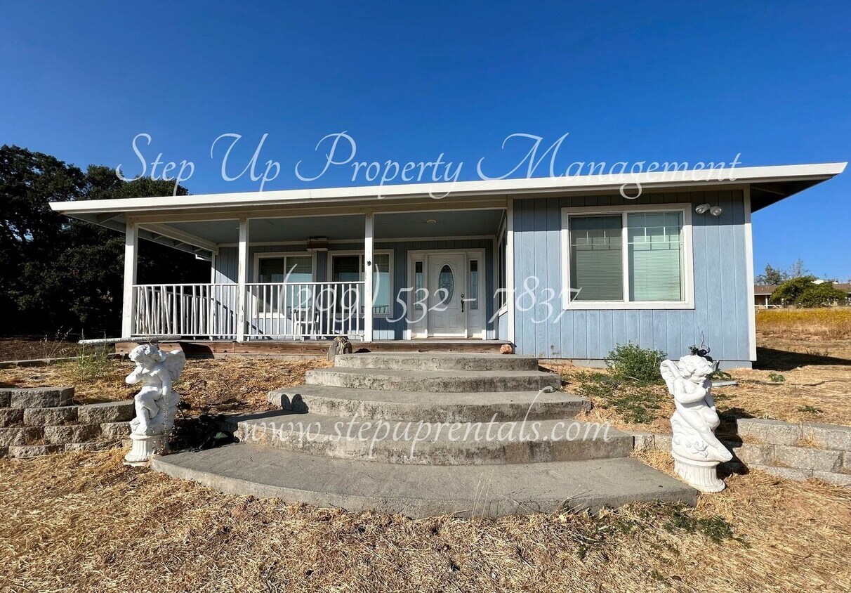 Primary Photo - Spacious 3 Bedroom 2 Bathroom Home Near La...