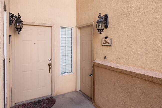 Foto del edificio - 3 Bedroom, 2 Bath Condo in Gated Community!