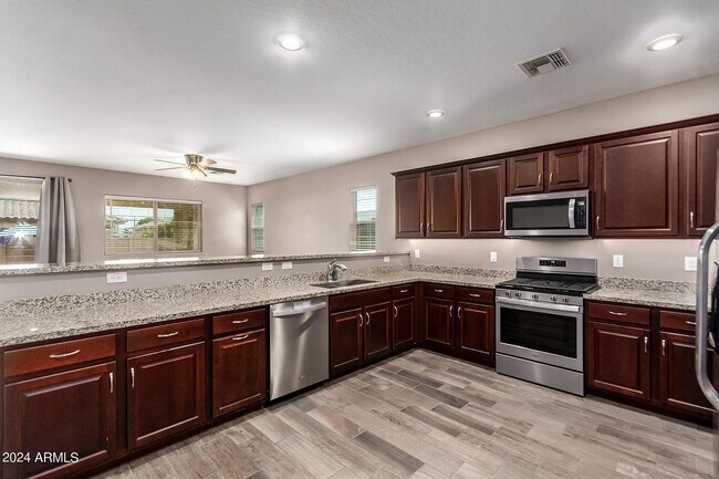 Foto del edificio - 17127 W Alice Ave