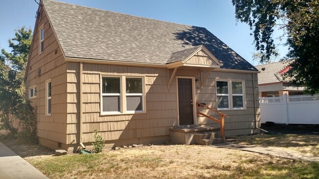 Building Photo - Vintage 2-Story 4BD/2BA Campus-Area Home!
