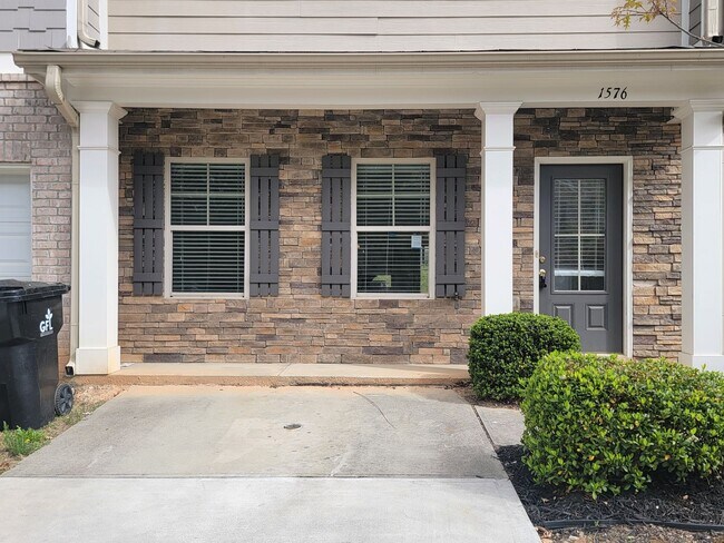 Foto del edificio - Looking for a New Construction Feel—Without the New Construction Price?