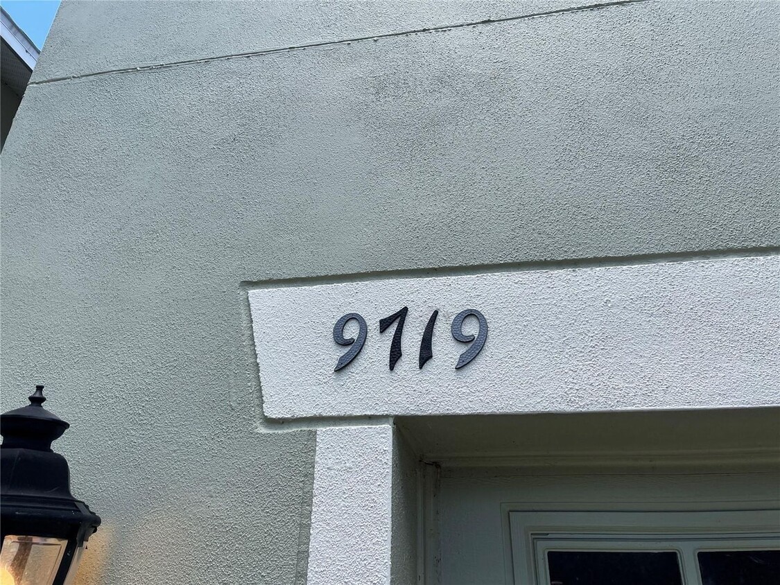 Primary Photo - Beautiful Townhouse located in Crowntree L...