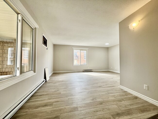 Building Photo - 6 Sarah Crescent