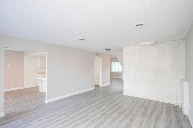Building Photo - 421 Raintree Dr