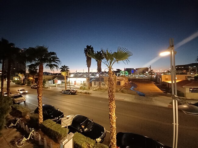 Vista desde el balcón y de noche - 608 S 3rd St