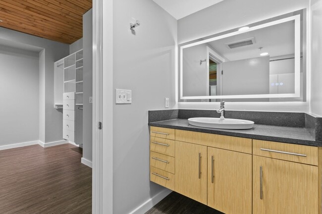 Building Photo - Modern Air Conditioned South Lake Union Loft