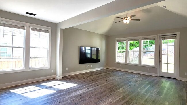 Building Photo - 648 Village Dr