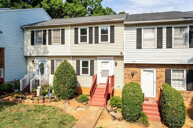 Foto del edificio - 3 Bedroom Townhouse Near Downtown Durham