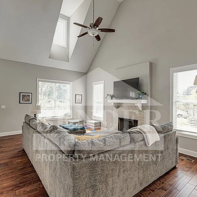 Building Photo - Beautiful Like New Home in Ooltewah