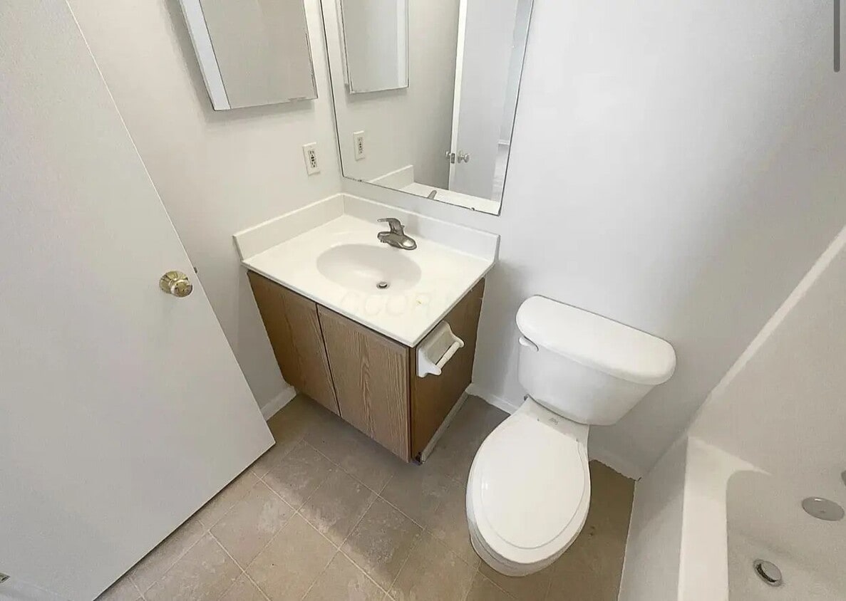 Foto principal - Beautiful 2 bed 2 bath with updated kitchen