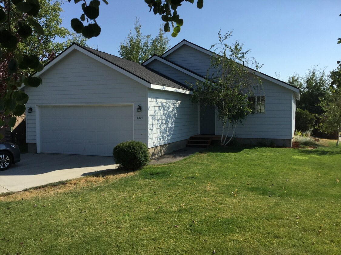 Foto principal - NE 3 Bdrm, 2 Bath, Gas Heat/Fireplace, New...