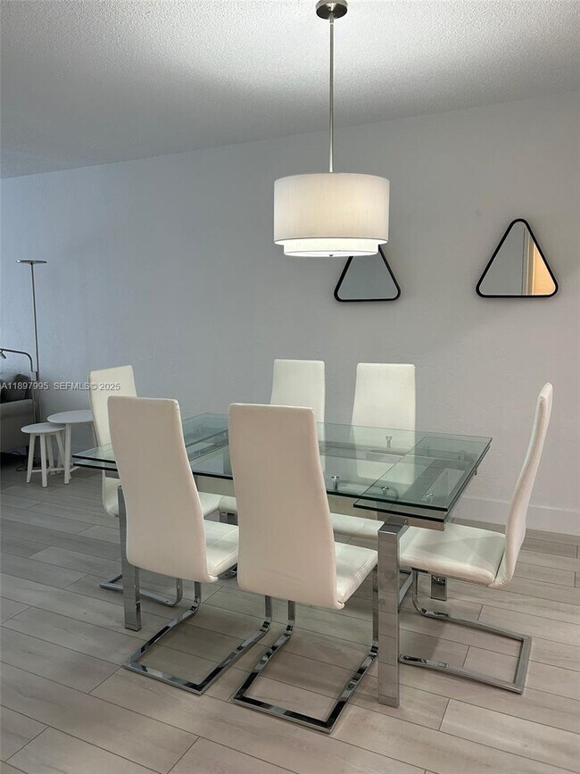 Foto del edificio - 19390 Collins Ave