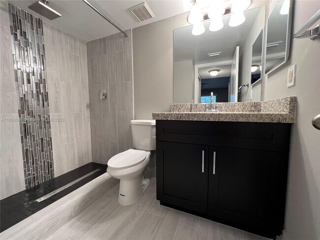 Foto del edificio - 2890 N Oakland Forest Dr
