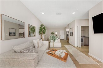 Interior Photo - Everest Largo Apartments