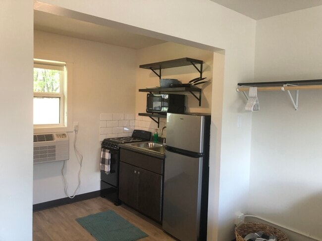 Building Photo - 1600 Marion Rd SE