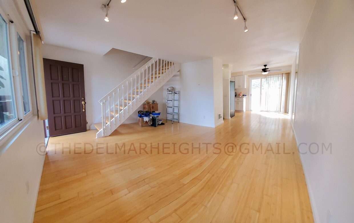 Open floorplan living space - 2582 Del Mar Heights Rd