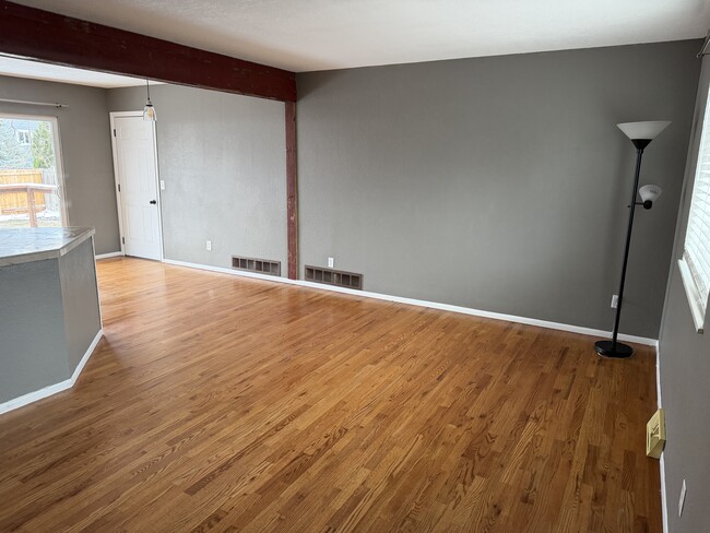 Photo - 10538 Queen St House