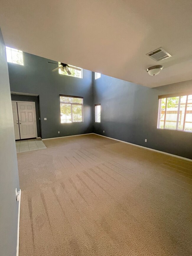 Building Photo - 5 Bedroom 3 Bath Single Family Home In Des...