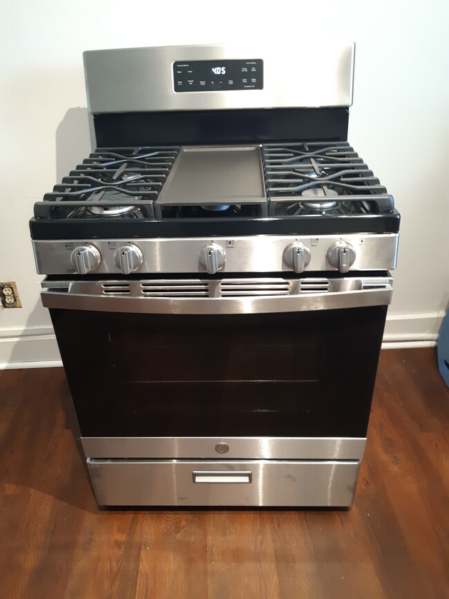 new gas range - 914 Lafayette Ave